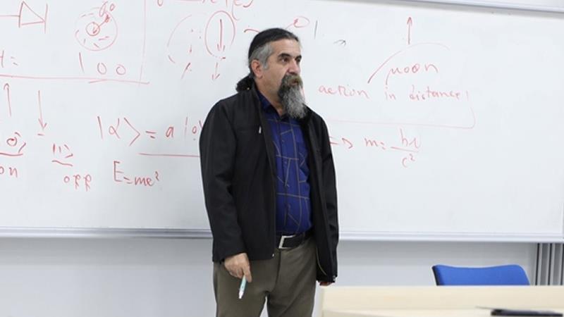 لە دوێنیوە هێزە ئەمنییەکانی سلێمانی مامۆستایەکی زانکۆی سلێمانییان دەستگیرکردووە