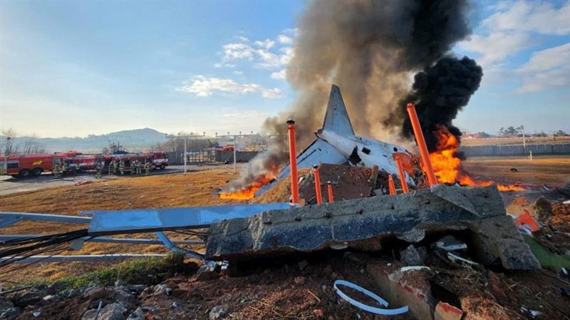 فڕۆکەیەک لە کۆریای باشوور لەکاتی نیشتنتەوەی تێکشکا و بووە هۆی گیان لەدەستدانی ١٢٠ سەرنشین