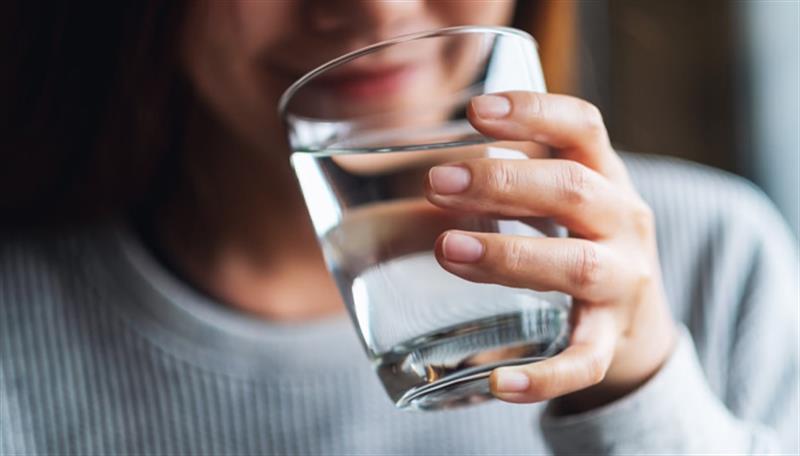 خواردنەوەی ئاو بە گەدەی بەتاڵ چ کاریگەرییەک لەسەر جەستە دروست دەکات؟