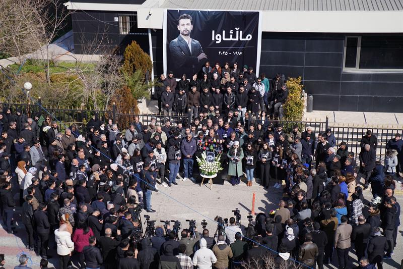 مەراسیمی ماتەمینی بۆ وریا حەمەکەریم لەبەردەم کەناڵی ئێن ئاڕ تی بەڕێوەچوو

